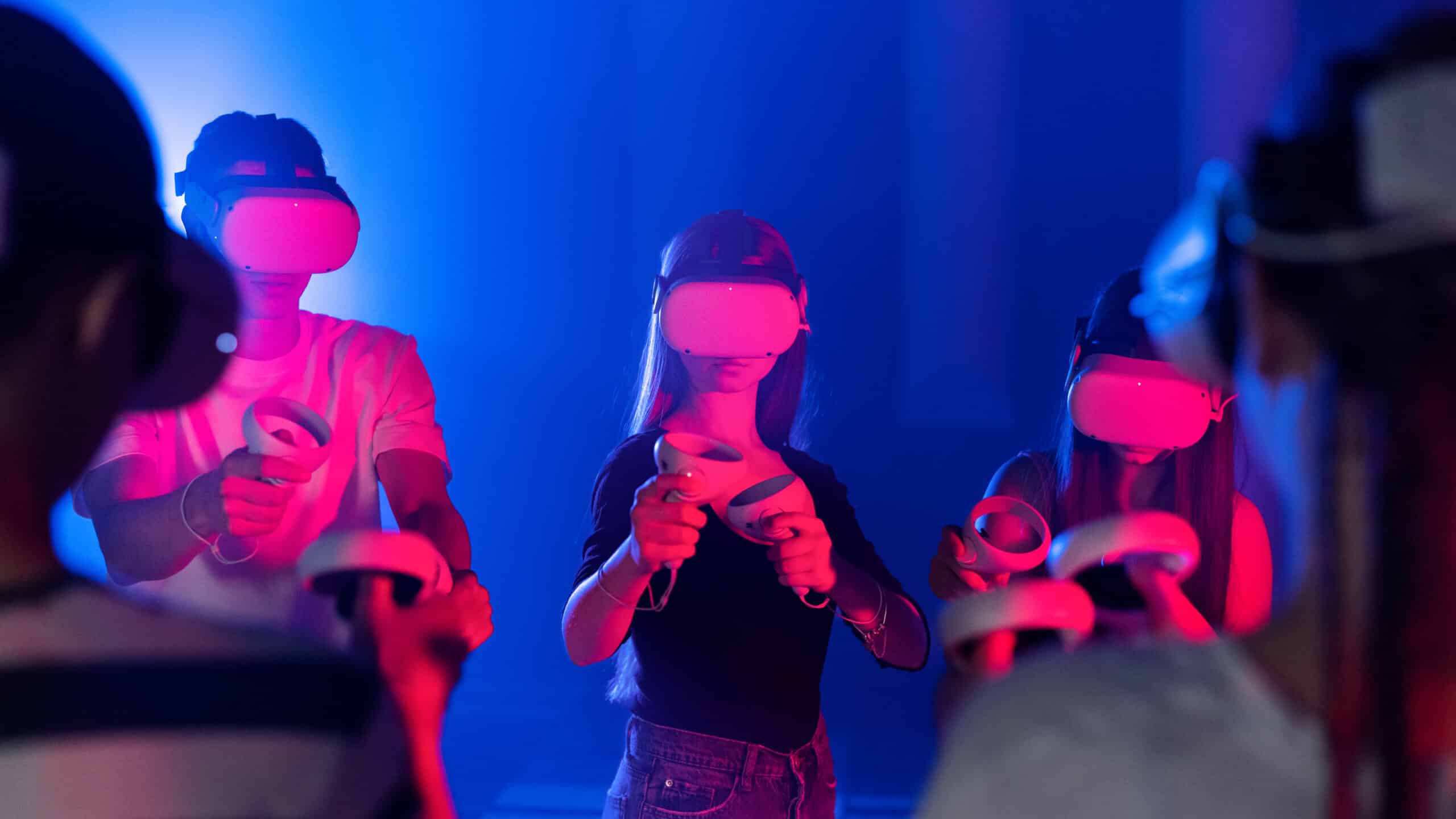 Groep werknemers geniet van VR-beleving tijdens bedrijfsuitje op locatie met VR Op Locatie Nederland.