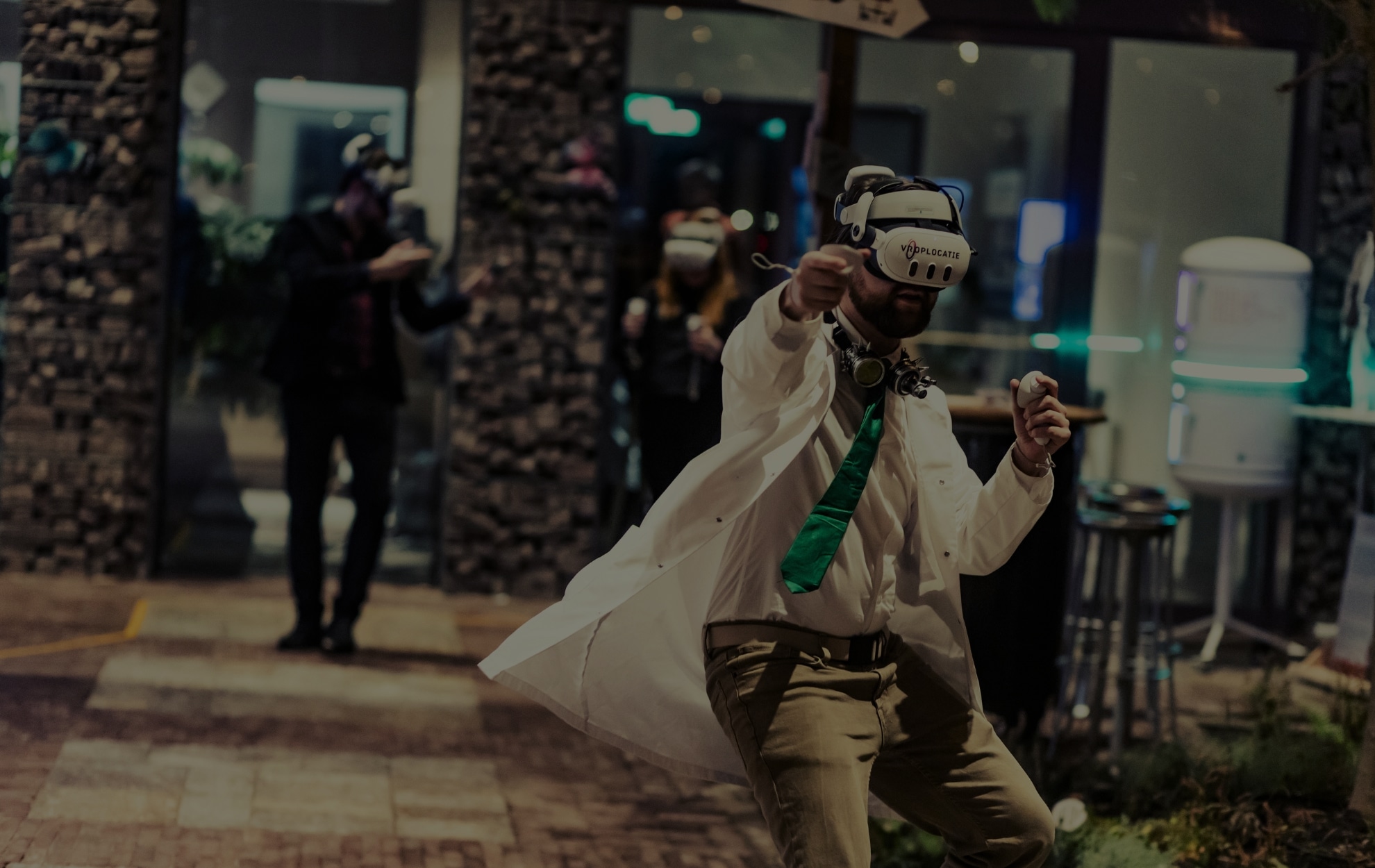 Teams strijden in augmented reality lasergame, perfect voor teambuilding en bedrijfsuitje met VR Op Locatie.