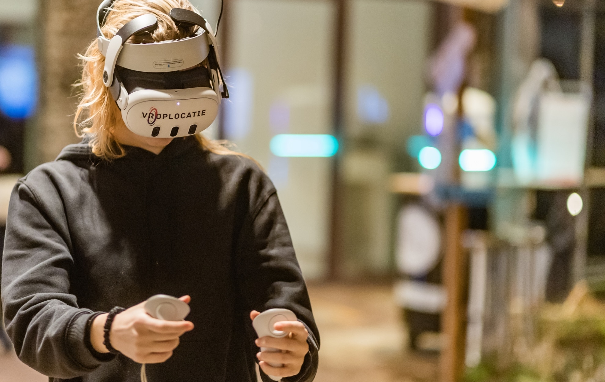 Groep collega's beleeft VR-ervaring tijdens bedrijfsevenement