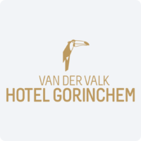 Collega's met VR-headsets tijdens bedrijfsuitje, ervaren meeslepende VR-beleving op locatie, optimale teamactiviteit.