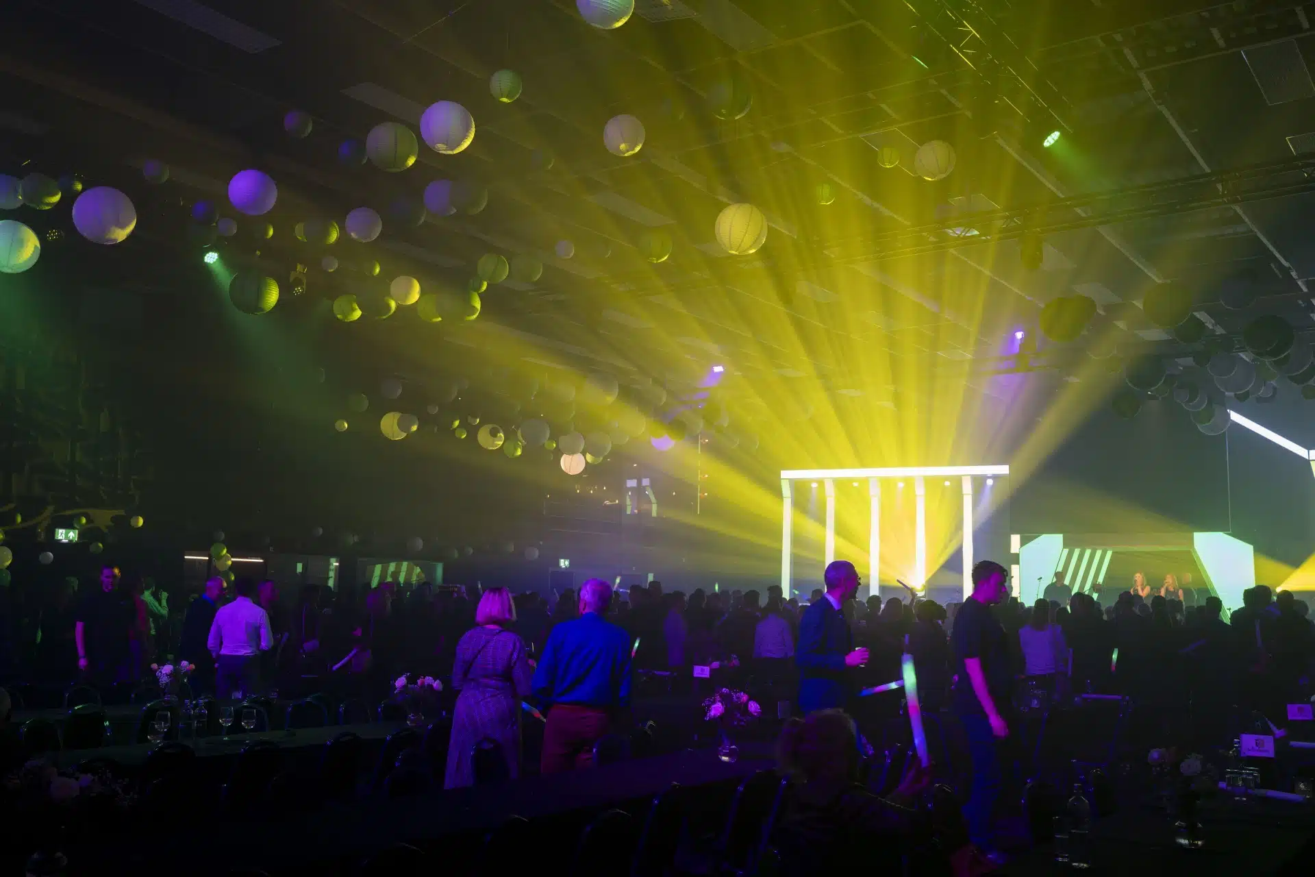 Team geniet van VR-beleving tijdens bedrijfsuitje met VR Op Locatie